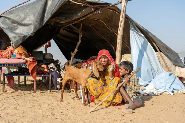 Pushkar India November 2018 Indiase Familie Woont Een Hut Woestijn — Stockfoto