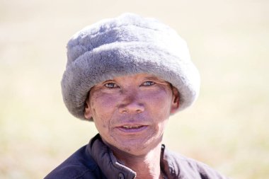 HIMALAYAN DAĞLARI, ANNAPURNA REGION, NEPAL - 16 Ekim 2016: Himalaya köyündeki geleneksel elbise giymiş yaşlı adam portresi