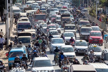 KATHMANDU, NEPAL - 25 Ekim 2016: Nepal Katmandu 'da merkez caddedeki trafik sıkışıklığı görüntüsü. Kentte kalabalık trafik yolu