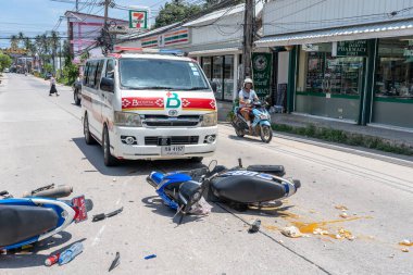 Koh Phangan, Tayland - 19 Mayıs 2019: Koh Phangan, Tayland 'daki tropikal ada Koh Phangan yolunda motosiklet kazası. Caddede bir motosiklet arasında trafik kazası