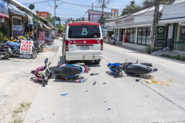 Koh Phangan, Tayland - 19 Mayıs 2019: Koh Phangan, Tayland 'daki tropikal ada Koh Phangan yolunda motosiklet kazası. Caddede bir motosiklet arasında trafik kazası