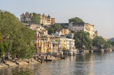 UDAIPUR, INDIA - 19 Kasım 2018: Udaipur, Rajasthan, Hindistan 'daki mimari ve göl suyu manzarası