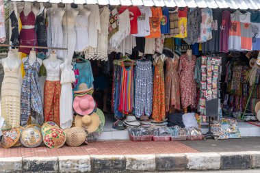 UBUD, BALI, İNDONEZYA - 24 Mart 2019: sokak giyim mağazası ve hediyelik eşya dükkanları, kapatın. Ubud, Bali Adası, Endonezya. Endonezya sokak pazarı