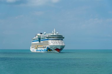 KOH SAMUI, THAILAND - 23 Ocak 2019: Samui adası yakınlarındaki Güney Çin Denizi 'ndeki Siam Körfezi' ndeki büyük beyaz yolcu gemisi AIDA Bella. Alman hattı AIDA Cruises. Yolcu gemisiyle güzel bir deniz manzarası