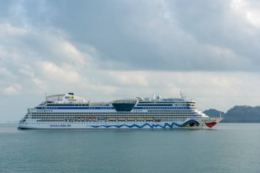 KOH SAMUI, THAILAND - 23 Ocak 2019: Samui adası yakınlarındaki Güney Çin Denizi 'ndeki Siam Körfezi' ndeki büyük beyaz yolcu gemisi AIDA Bella. Alman hattı AIDA Cruises. Yolcu gemisiyle güzel bir deniz manzarası