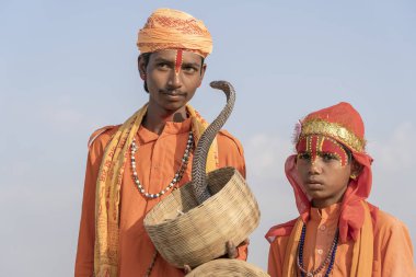 PUSHKAR, INDIA - NOVEMBER 14, 2018: Hindu sadhu din adamları ve yılan kobrası çölde Thar zamanında Pushkar Camel Mela kutsal şehir Pushkar, Rajasthan, Hindistan, yakın portre