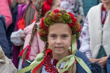 Slavuta, Ukrayna - 22 Eylül 2019: Ukraynalı ulusal kostümlü kız Ukrayna 'nın Slavuta kentinde düzenlenen etnik-çevre festivaline katıldı