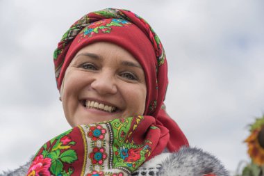 Slavuta, Ukrayna - 22 Eylül 2019: Ukrayna 'nın Slavuta kentinde düzenlenen etnik-çevre festivaline Ukrayna' lı kadınlar katıldı