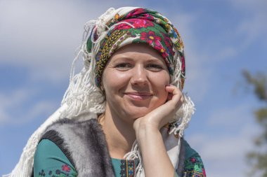 Slavuta, Ukrayna - 22 Eylül 2019: Ukrayna 'nın Slavuta kentinde düzenlenen etnik-çevre festivaline Ukrayna' lı kadınlar katıldı