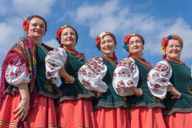 Slavuta, Ukrayna - 22 Eylül 2019: Ukrayna 'nın Slavuta kentinde düzenlenen etnik-çevre festivaline Ukrayna' lı kadınlar katıldı