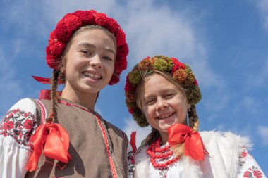 Slavuta, Ukrayna - 22 Eylül 2019: Ukraynalı ulusal kostümlü kız Ukrayna 'nın Slavuta kentinde düzenlenen etnik-çevre festivaline katıldı
