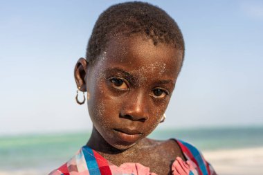 Zanzibar, Tanzanya - 15 Ocak 2020: Doğu Afrika, Tanzanya 'daki Zanzibar adasında denize yakın tropik bir plajda genç Afrikalı kız