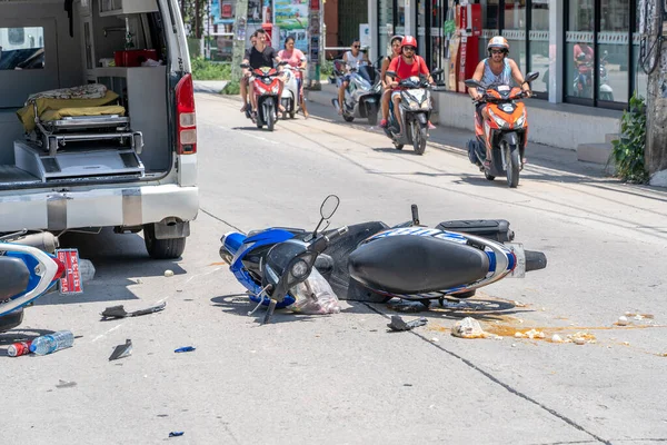 タイ王国 タイ王国 2019年5月19日 熱帯の島で起こったオートバイの事故タイ王国のパンガン島 路上でのバイク間の交通事故 — ストック写真