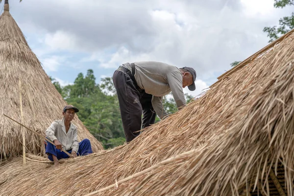 Ubud Bali Indonesia March 2019 Local Men Fixing New Straw — Stock Photo, Image