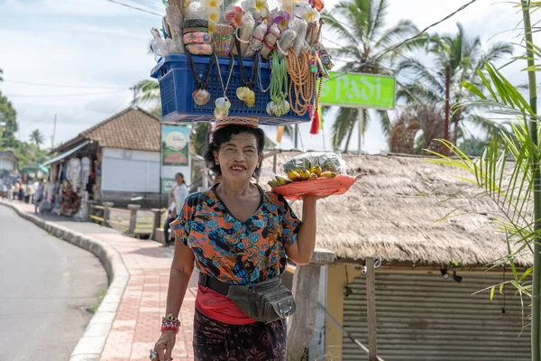 Ubud Bali Indonesia Maart 2019 Indonesische Vrouw Verkoopt Tropisch Fruit — Stockfoto