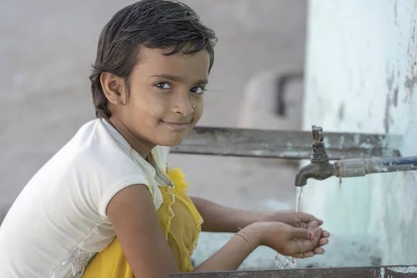 Rishikesh India November 2018 Portrait Thirsty Indian Girl Drinks Water — Stock Photo, Image