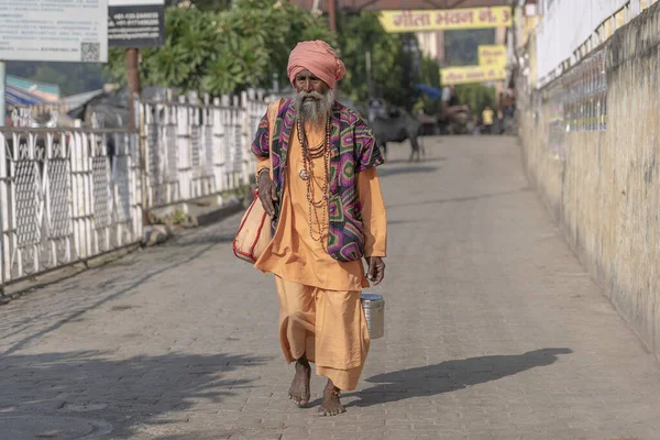 Rishikesh India Νοεμβριοσ 2018 Άγνωστος Ινδουιστής Σαδιστής Άγιος Άνθρωπος Περπατά — Φωτογραφία Αρχείου