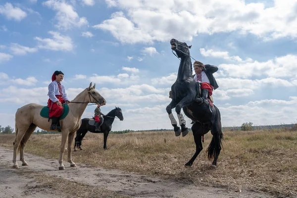 スラブタ ウクライナ 2019年9月22日 馬に乗ってウクライナの男性は ウクライナのスラブタ市で開催されるエスノ フェスティバルコロダールに参加します — ストック写真