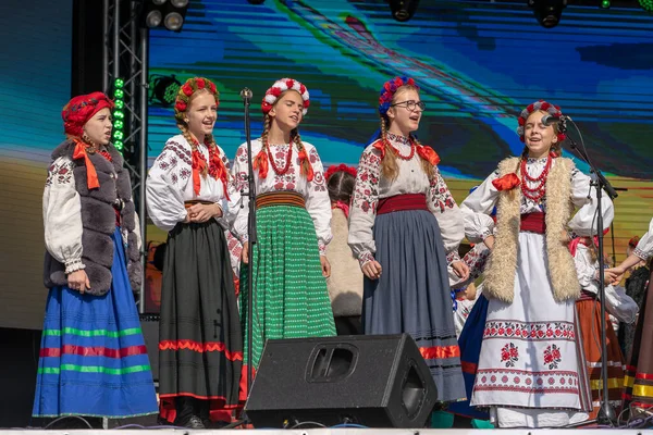 Slavuta Ucrânia Setembro 2019 Menina Ucraniana Trajes Nacionais Participa Festival — Fotografia de Stock