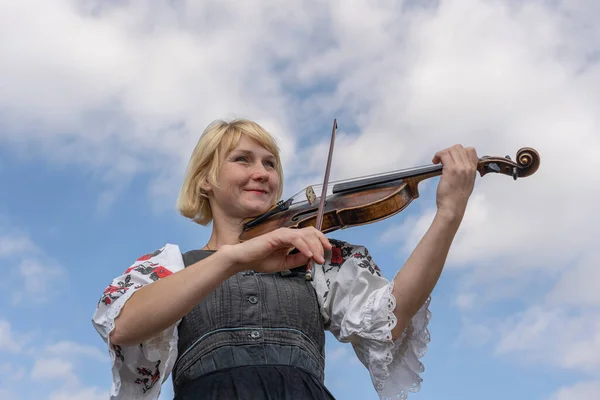 Slavuta Ουκρανία Σεπτεμβρίου 2019 Ουκρανή Γυναίκα Εθνική Ενδυμασία Παίζει Βιολί — Φωτογραφία Αρχείου