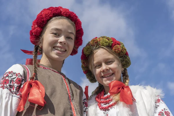 2019年9月22日 身着民族服装的乌克兰女孩参加了在乌克兰乌里韦塔市举行的科罗达族生态节 — 图库照片