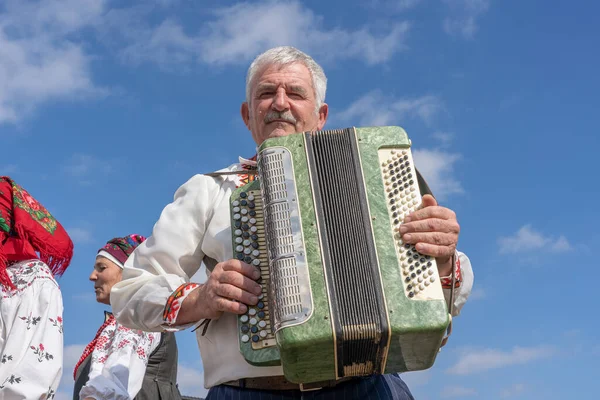 Slavuta Ukrajina Září 2019 Ukrajinec Národním Kostýmu Hraje Akordeon Během — Stock fotografie