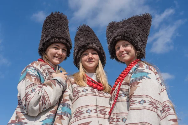 2019年9月22日 身着民族服装的乌克兰女孩参加了在乌克兰乌里韦塔市举行的科罗达族生态节 — 图库照片