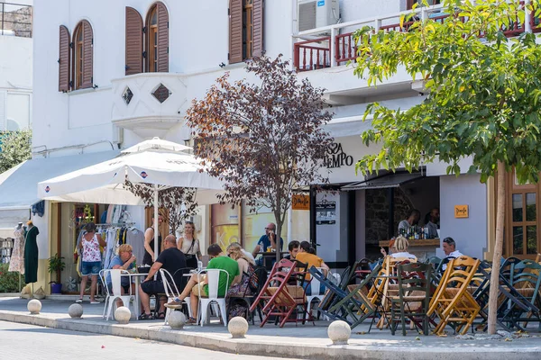 Κως Ελλάδα Σεπτεμβρίου 2019 Άνθρωποι Απολαμβάνουν Φαγητό Και Ποτό Ένα — Φωτογραφία Αρχείου