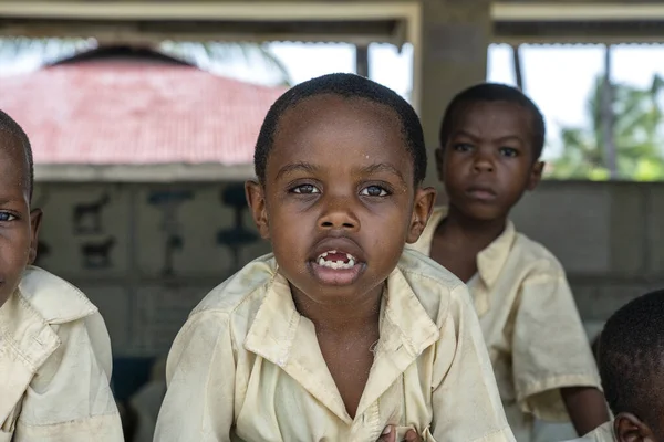 坦桑尼亚桑给巴尔 2020年1月15日 在坦桑尼亚桑给巴尔上完课程后在当地一所学校就读的身份不明的非洲儿童 — 图库照片