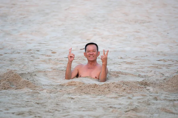 Danang Vietnam Junio 2020 Vietnames Man Taking Bath Beach Sand — Foto de Stock