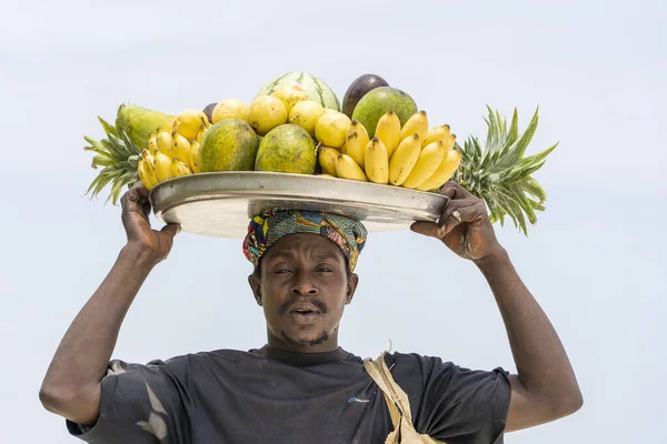 Zanzibar Tanzania January 2020 African Man Holds Fresh Tropical Fruits — Stock Photo, Image