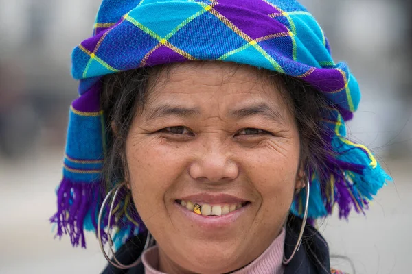 ベトナム 2020年3月2日 北ベトナムサパの山間の村の路上市場における民族女性の肖像画 — ストック写真