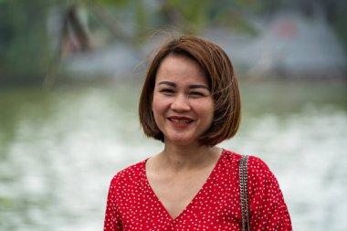 Hanoi, Vietnam - Mart 01, 2020: Vietnam 'ın eski kasabası Hanoi' de kırmızı elbiseli güzel Vietnamlı kadın