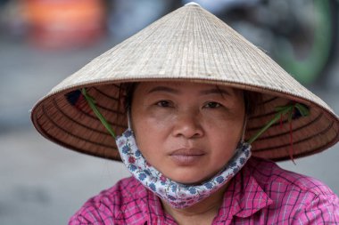 Hanoi, Vietnam - Mart 01, 2020: Eski kasaba Hanoi, Vietnam 'da saman şapkalı kadın portresi