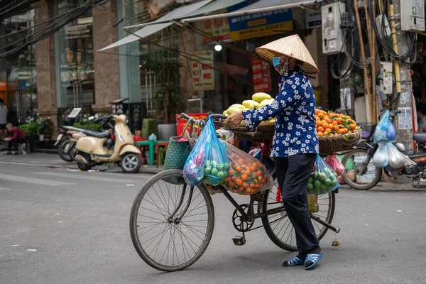 Hanói Vietnã Março 2020 Mulher Vietnamita Com Uma Bicicleta Vendendo — Fotografia de Stock