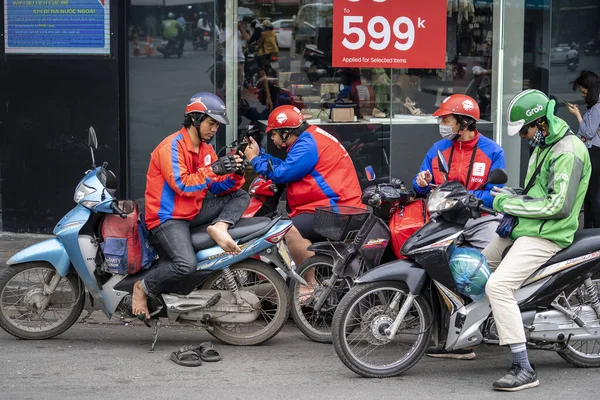 Hanoi Vietnam Marzo 2020 Chicos Vietnamitas Descansan Moto Taxi Calle —  Fotos de Stock