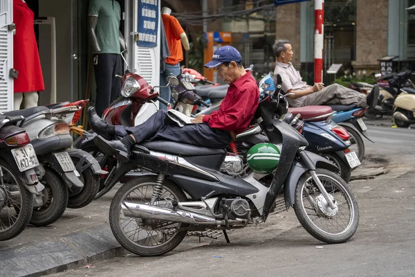 Hanoi Vietnam March 2020 Vietnamese Man Rest Motorbike Taxi Street — Stock Photo, Image