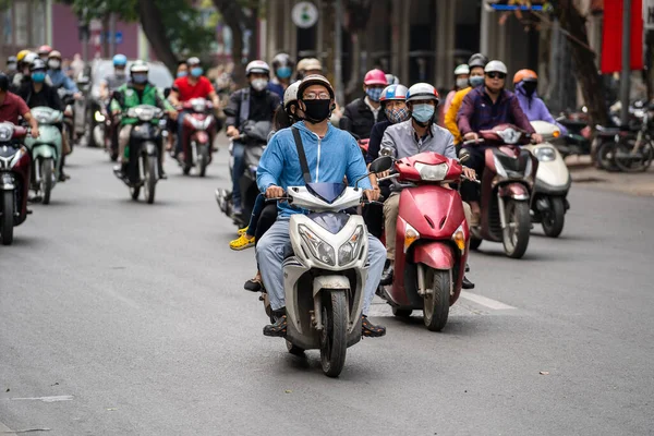 Hanoi, Vietnam - 01 Mart 2020: Eski kasaba Hanoi, Vietnam 'da motosiklet trafiği