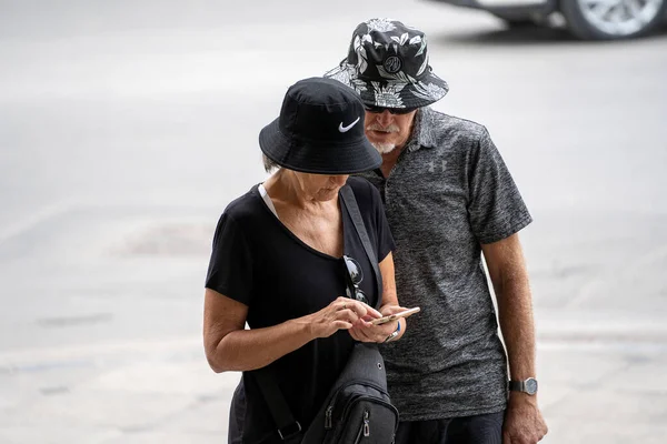 Hanoi Vietnam March 2020 Couple Old European Tourist Looking Smartphone — Stock Photo, Image