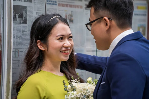 Hanoi Vietnam Mars 2020 Couple Amoureux Tient Dans Rue Dans — Photo