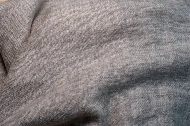 Arka plan olarak buruşmuş tekstil dokusu. Tasarım için doğal kumaş dokusu. Kapat.