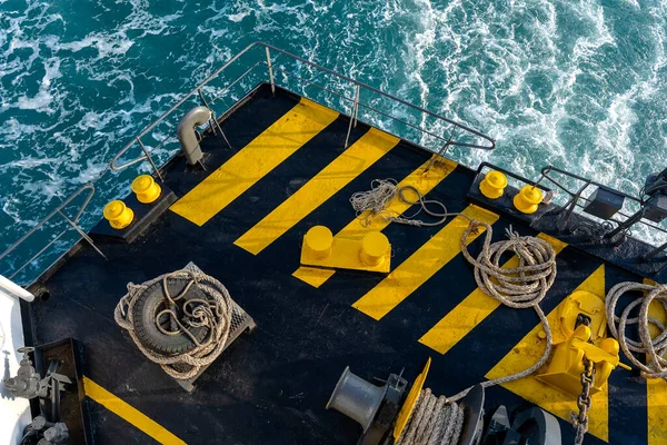 在泰国 黄黑相间的轮渡甲板船伴随着厚厚的系泊绳和蓝色的海浪 靠近点 — 图库照片