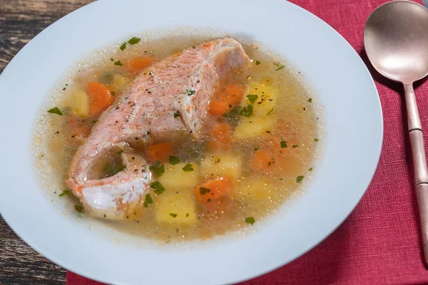 Supă Pește Somon Proaspăt Morcovi Cartofi Ierburi Într Farfurie Albă — Fotografie, imagine de stoc