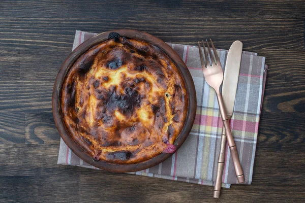 Zoete Cottage Kaas Ovenschotel Met Rozijnen Griesmeel Houten Tafel Keramische — Stockfoto