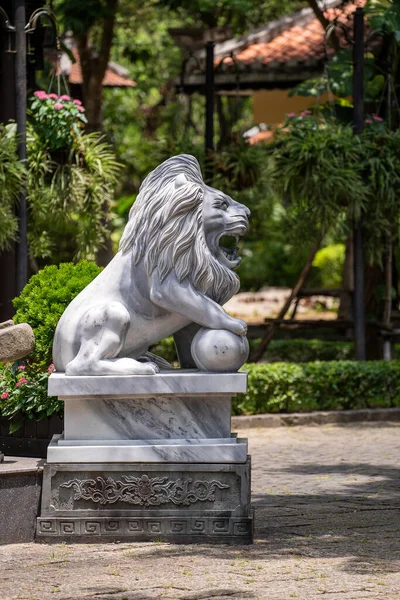 Vietnam Tropikal Bahçesindeki Açık Hava Parkında Mermer Beyaz Aslan Heykeli — Stok fotoğraf