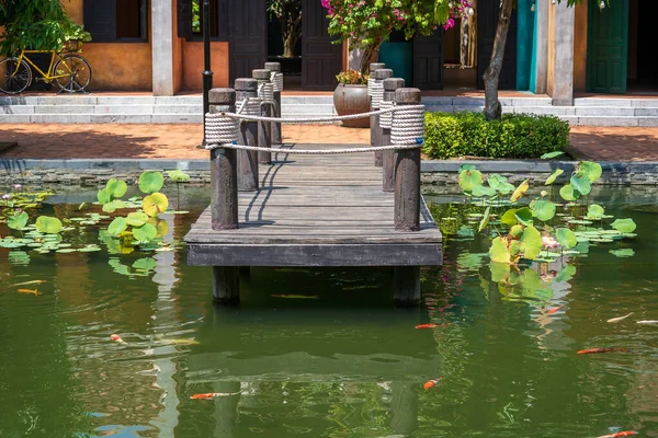 Muelle Madera Estanque Jardín Tropical Danang Vietnam Concepto Viaje Naturaleza — Foto de Stock