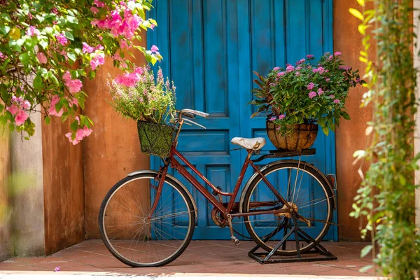 Bicicleta Vintage Con Cesta Llena Flores Junto Antiguo Edificio Danang — Foto de Stock
