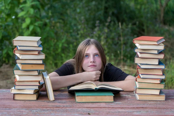 Ein Junges Mädchen Liest Ein Buch Und Träumt Garten Einem — Stockfoto
