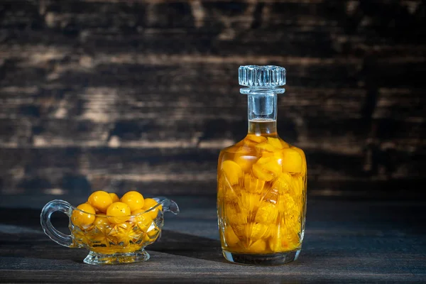 Σπιτικό Βάμμα Από Κίτρινο Κεράσι Δαμάσκηνο Κρυστάλλινο Μπουκάλι Ξύλινο Φόντο — Φωτογραφία Αρχείου