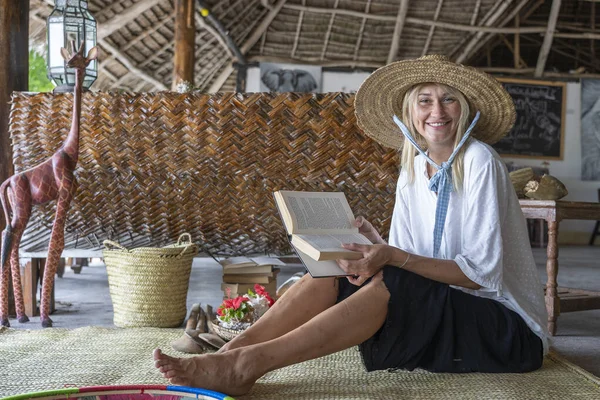 Feliz Hermosa Mujer Joven Sombrero Paja Una Playa Tropical Retrato — Foto de Stock